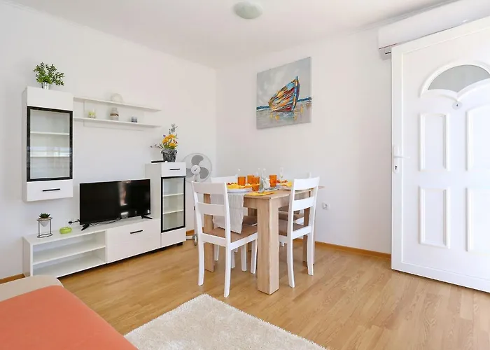 Apartman With Parking Space - 22134 *