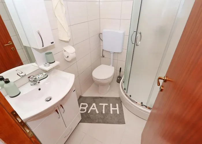 Apartman With Parking Space - 22134 Vir